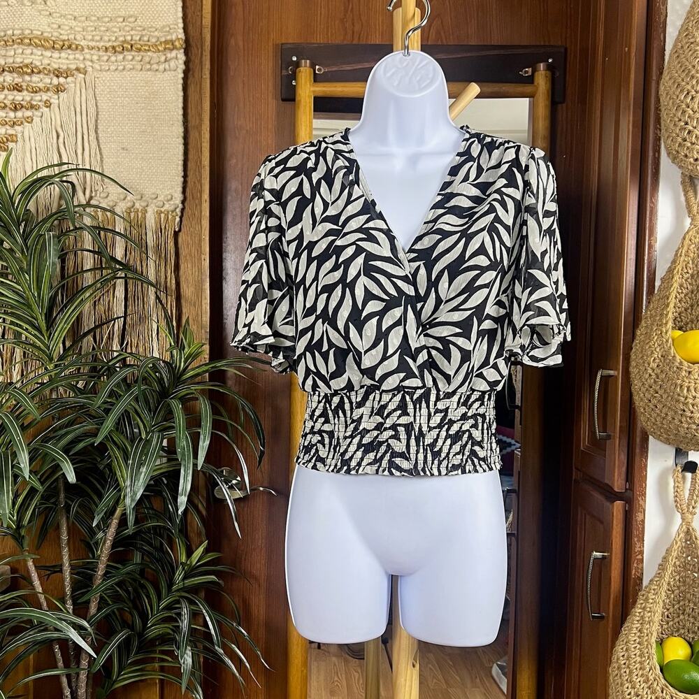 Black White Palm Print Blouse S | Flutter Sleeve Elastic Waist Blouson Crop Top